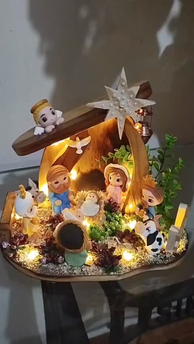 Presépio artesanal em madeira e biscuit